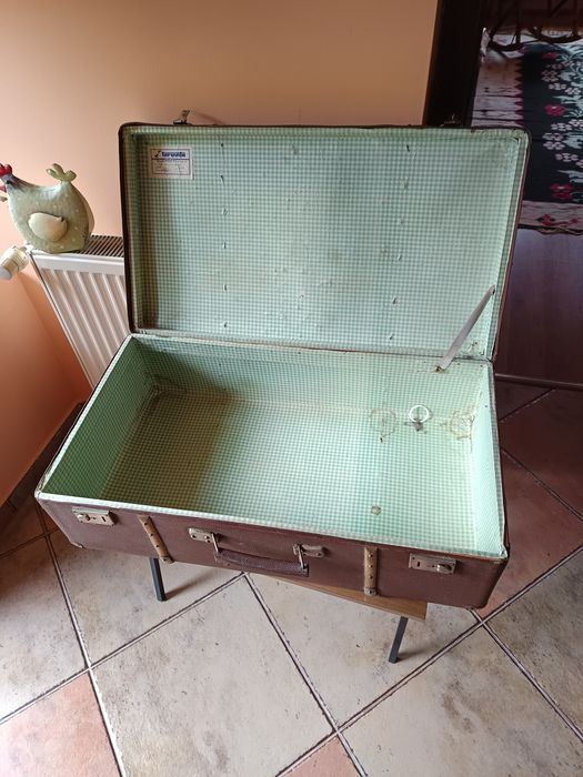 Valiza veche cu picioare metalice