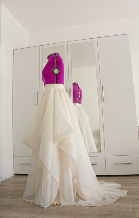 Сватбена пола по поръчка Булчинска Рокля Екрю Драпиран дизайн Шлейф