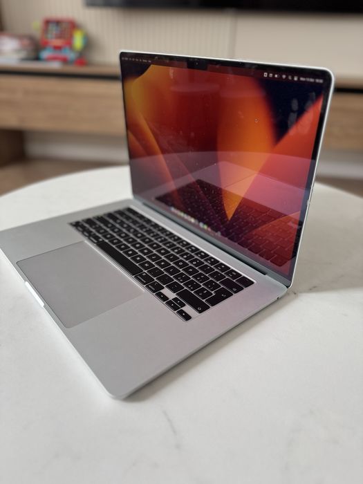 MacBook Air 15" M2 256 GB - Ca nou, 2024, folosit foarte puțin