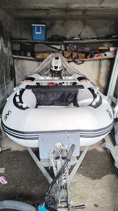 Надуваема лодка Зандер 3,30 с двигател и колесар.