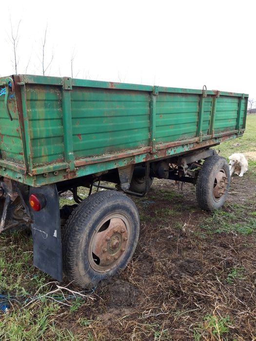 Remorca agricola basculabila cu doi cilindri și roata a 5 a  .
