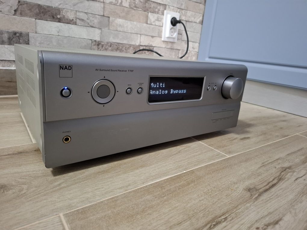 Amplituner  NAD -T 737