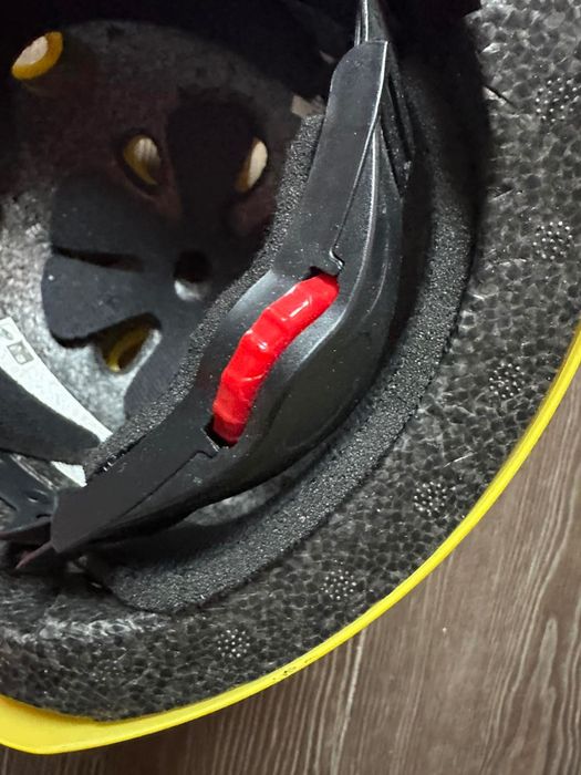 Продавам нова детска каска размер 54-58 на Disney, регулируема, жълта