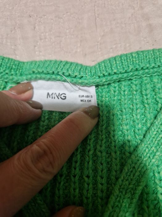 Pulover care se leagă la gat