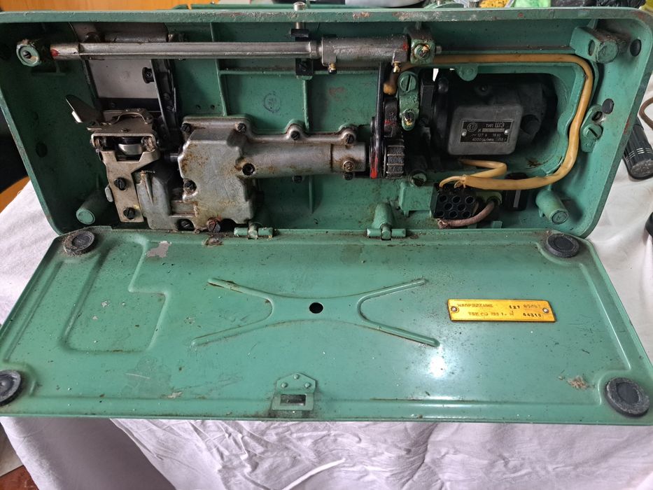 Mașina de cusut vintage Tula URSS electrică