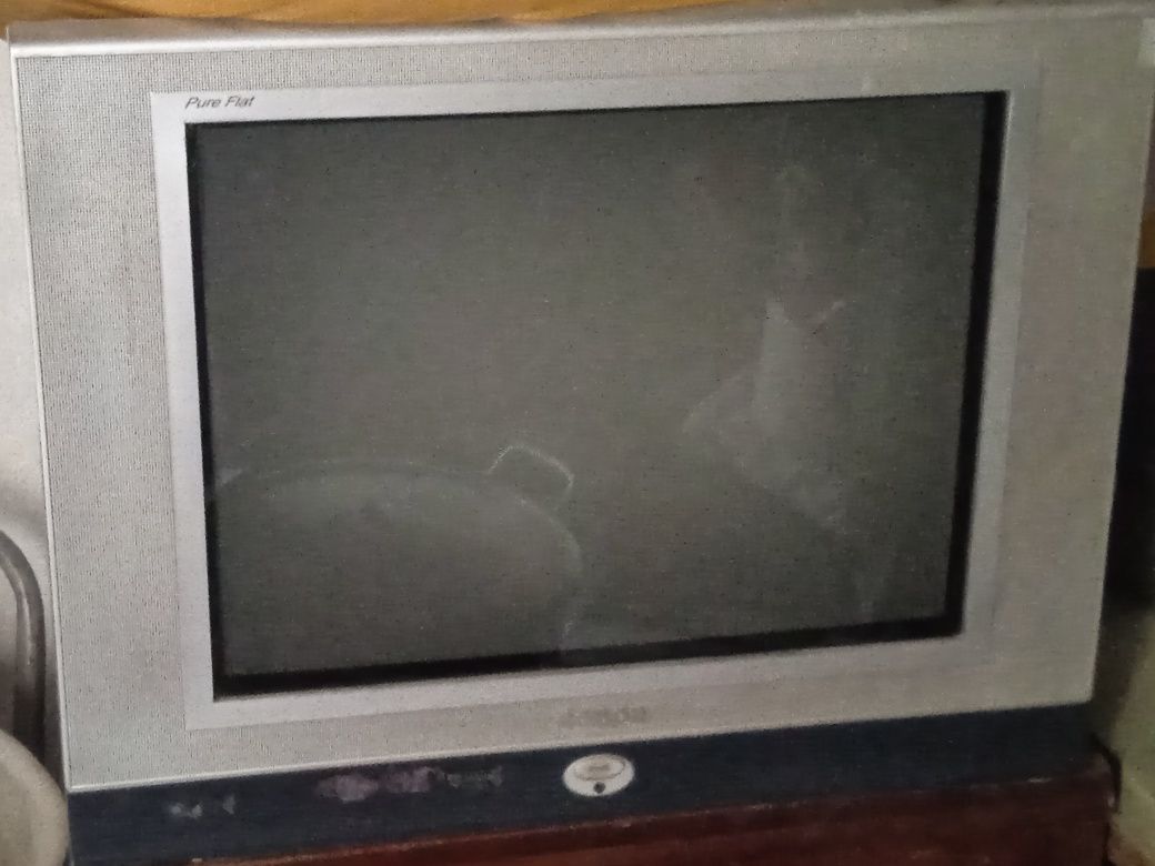 Televizor sotiladi