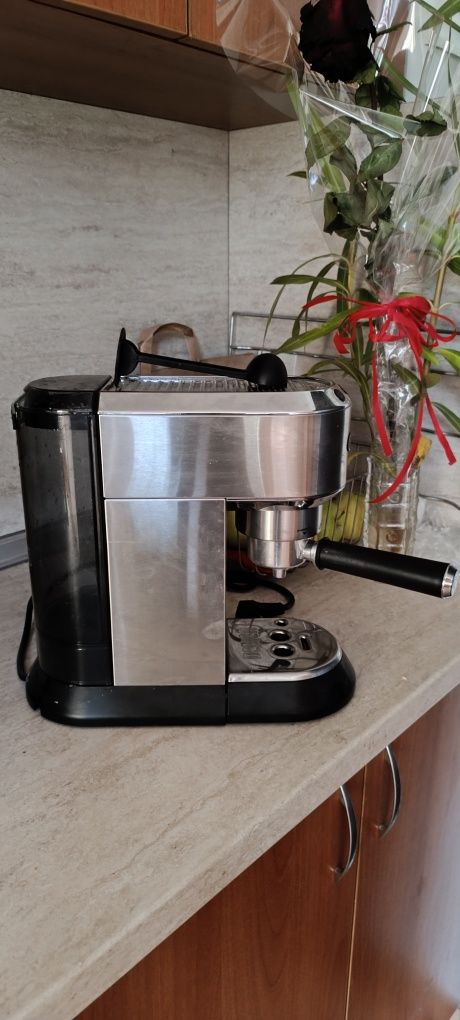 Кафемашина DeLonghi Dedica Style EC 685,