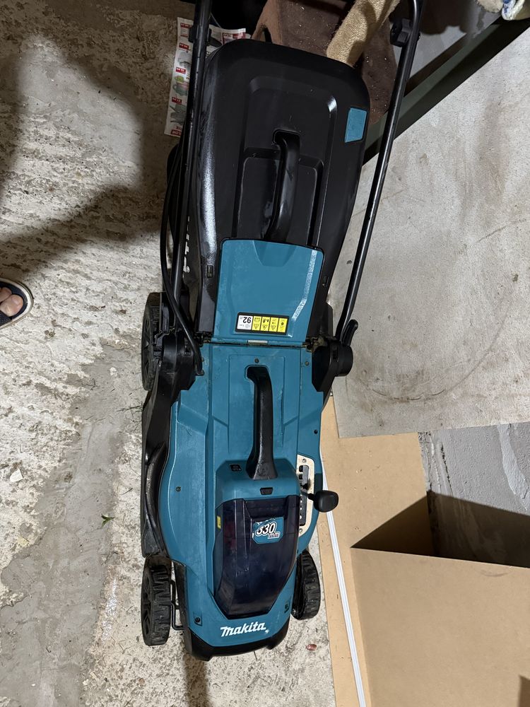 Masina de tuns Makita dlm330sm