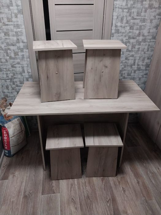 Продам стол с табуретами