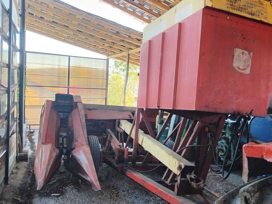 Culegator ZMAJ 214 cu masa reglabila hidraulica
