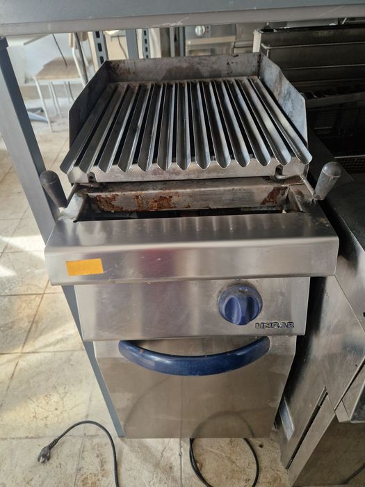 Grill neted și striat cu banc inox, pe gaz sau curent