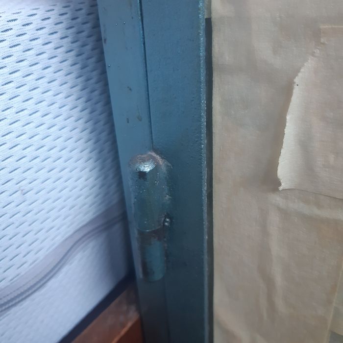 Dulap metalic vechi de farmacie cu sticla