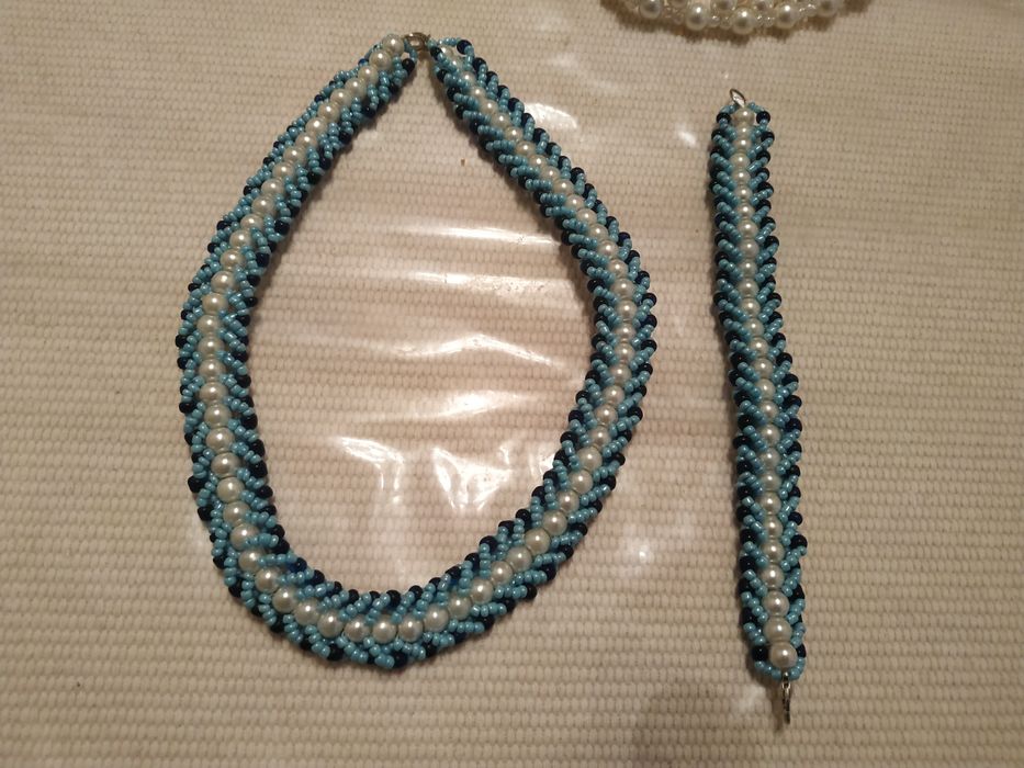 Продаю 2 комплекта из бисероплетения.