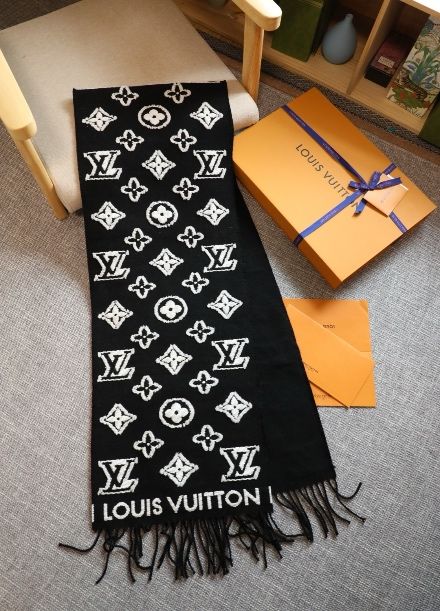 Луксозен шал Louis Vuitton