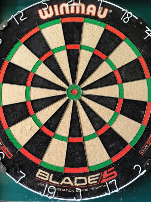 Cabinet + Board Darts Winmau Blade 5.
