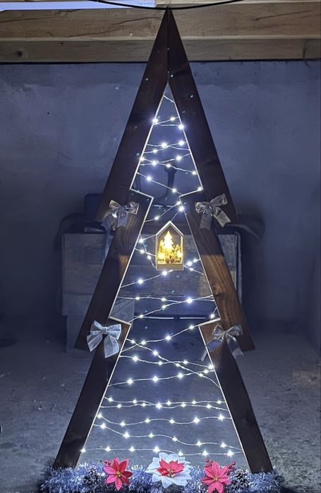 Brad de Crăciun handmade din lemn de nuc cu lumini LED