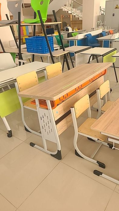 Школьные парты со стульями
