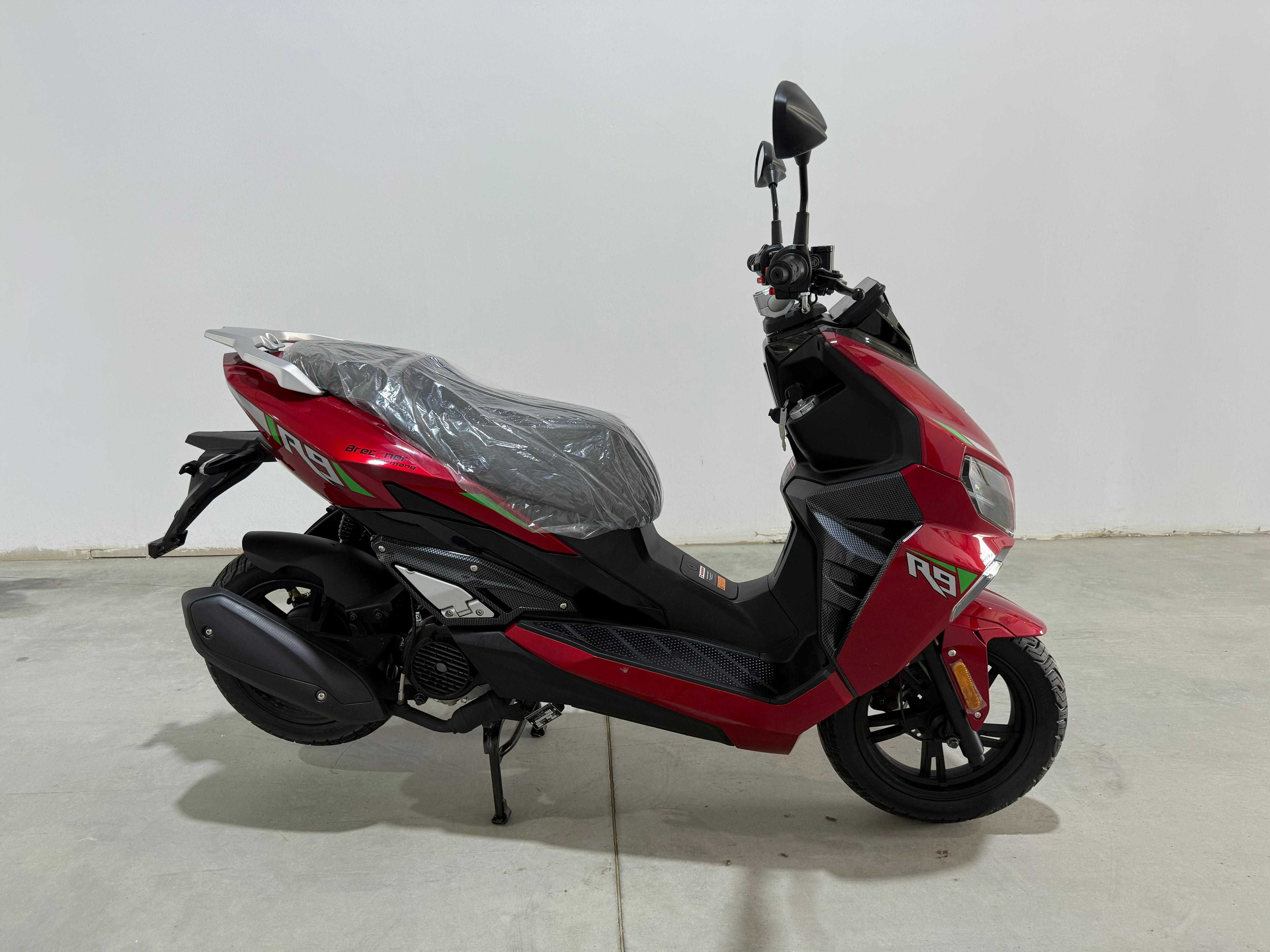 Scuter Breckner R9 visiniu gri 125 CU PERMIS pe benzina Agramix