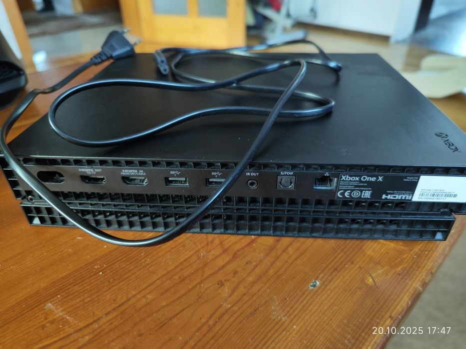 Конзола Xbox One X като нова