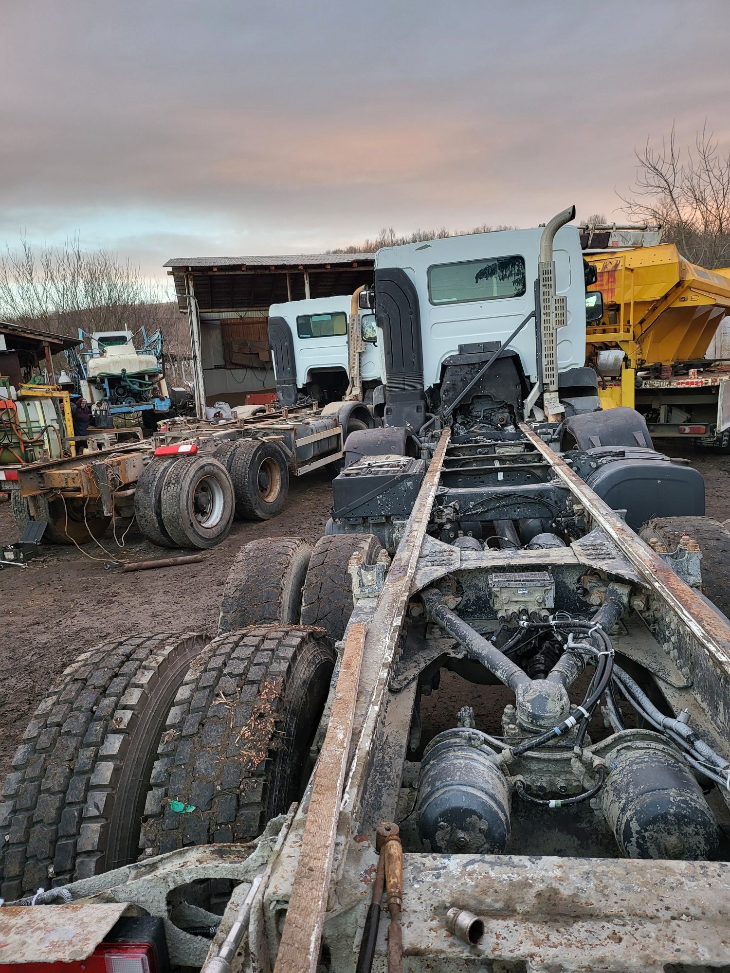 Dezmembrez renault kerax fără motor și cutie,axe volvo