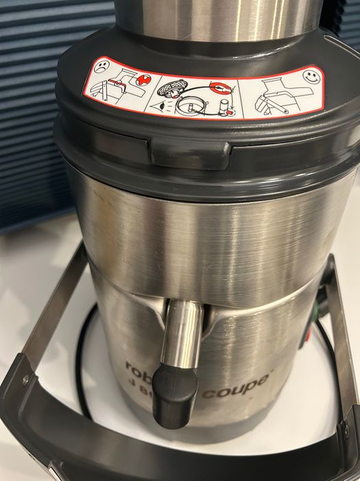 Професионална сокоизтисквачка Robot coupe J80