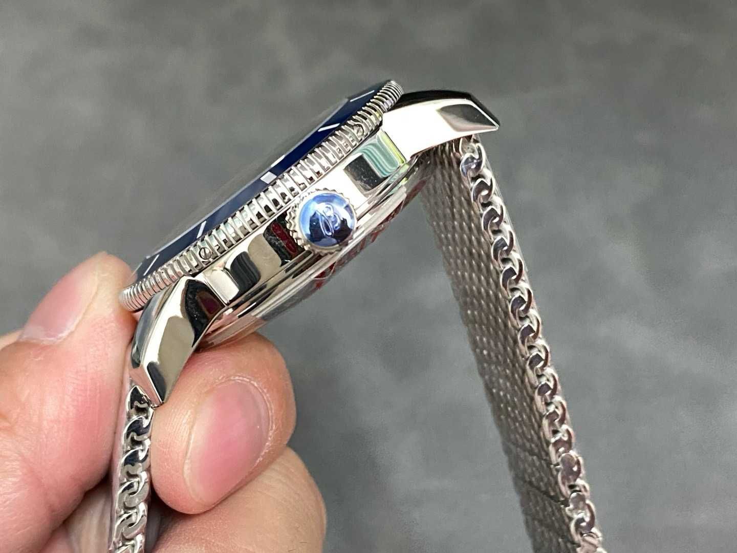 Breitling Superocean сребристо-син базал