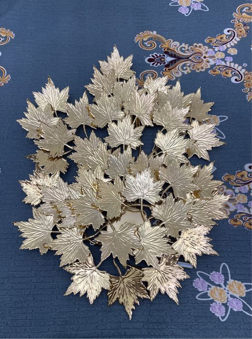 Продается светильник в виде лепестков в золотом цвете!