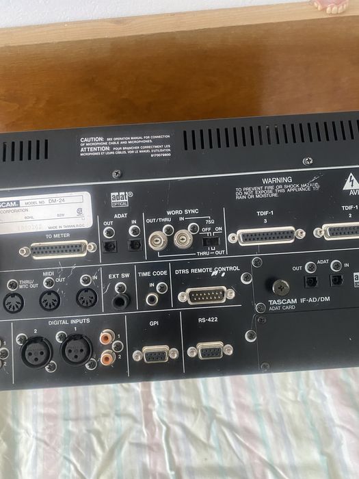 Studio Tascam DM 24 моторизирани феидъри