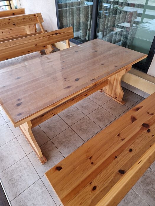 Баварски маси и пейки.