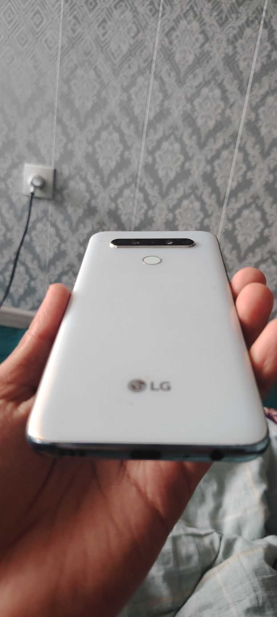Holayi zo'r aybi yoq zaryadi 2 kunga yetadi LG telefoni juda qulay
