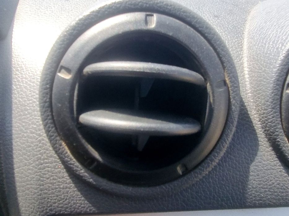Grila aerisire centrala stanga Dacia Logan (LS) [Fabr 2004-2012] 1.6 B