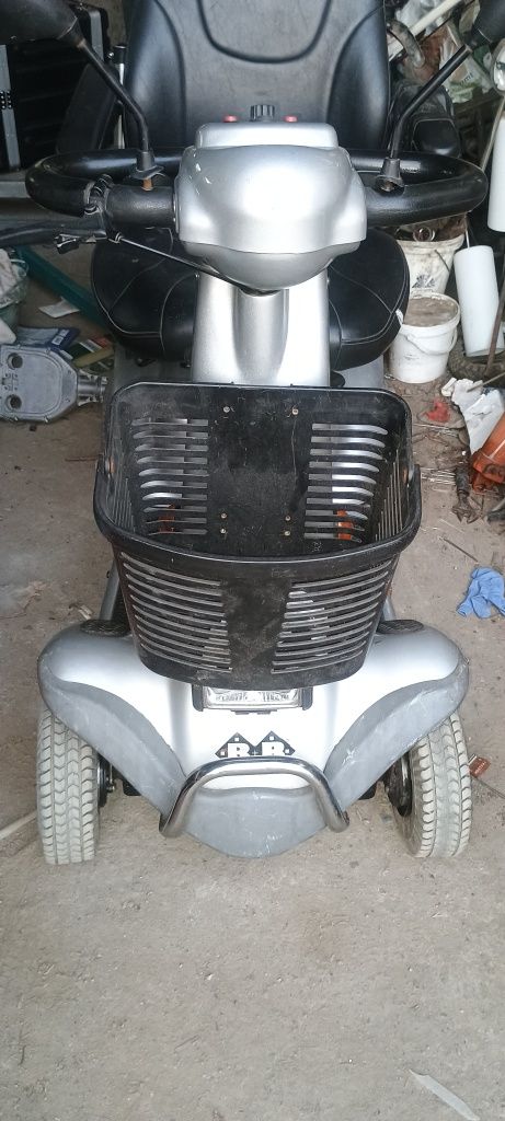 Cărucior electric persoane dizabilitati.