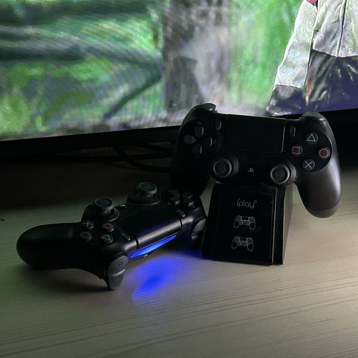 PlayStation 4 — отличное состояние, почти не использовалась!