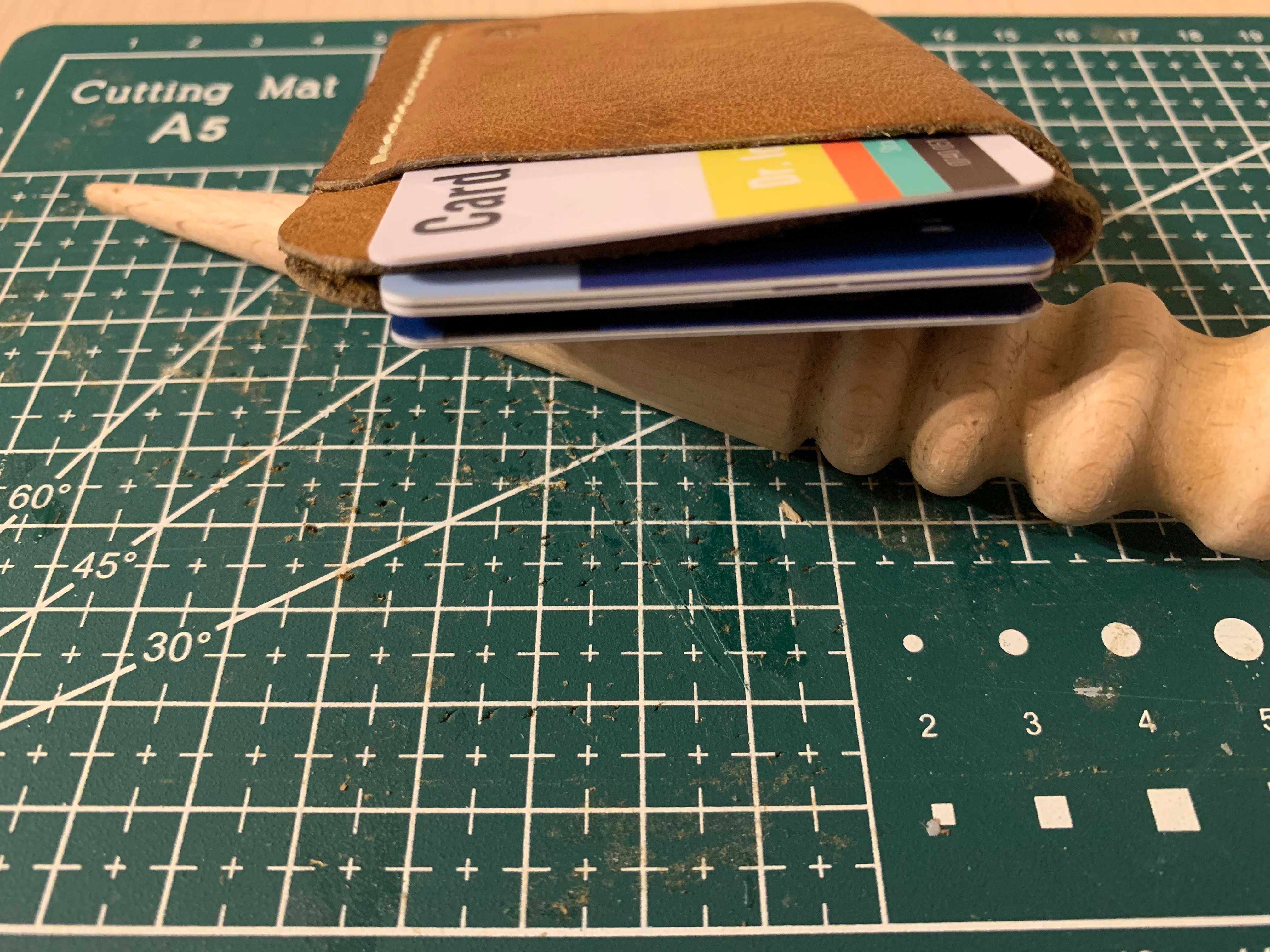 Portofel handmade din piele naturala maro pentru carduri