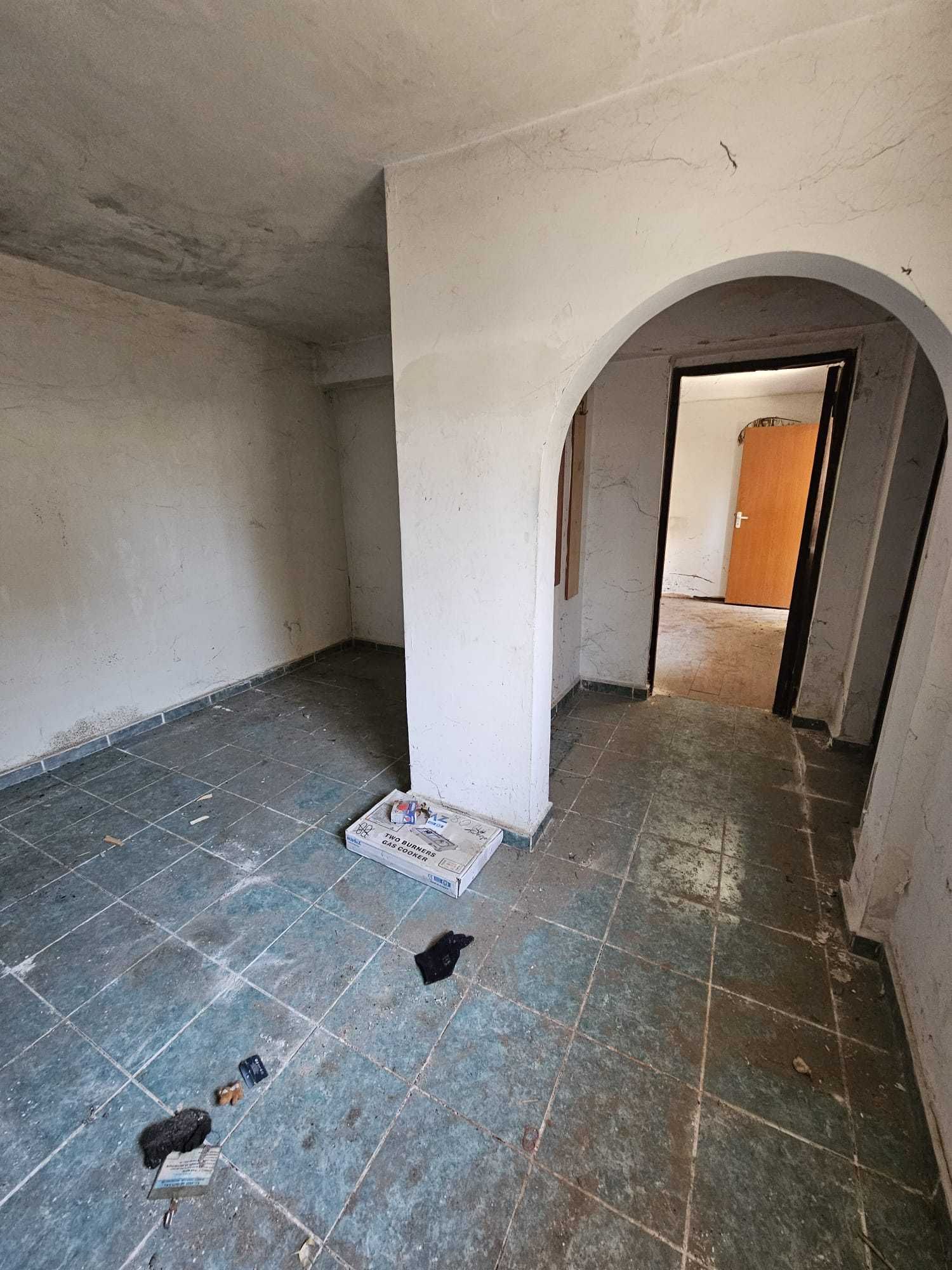 teren  217 mp cu casa demolabila - la aprox 2 km de parcul Tineretului