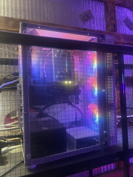 игровой комьютер с гарнитурой