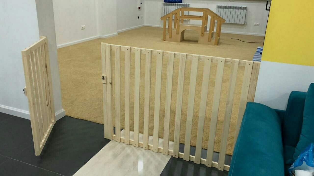 Деревянный заборчик для детских игровых комнат. Защита от падения