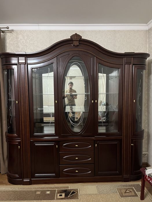 Шкаф витрина, сервант из твердого сорта дерева