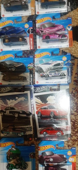 Vând 14 machete Hotwheels impecabile la 115 ron.