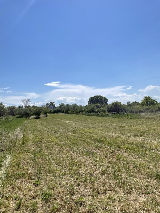 Vând teren intravilan  parcelabil in Huedin