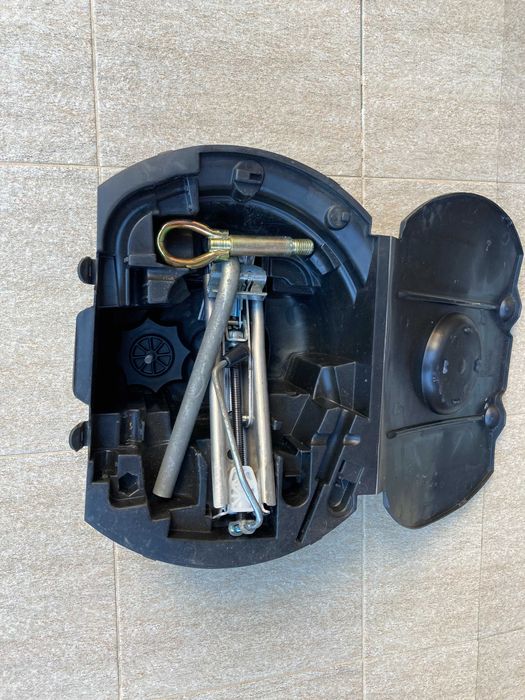 Cric Seat + Cheie Roti + Cutie Depozitare - Cric Auto VAG