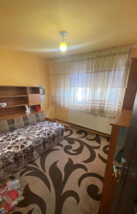 Apartament 3 camere decomandate, etajul4/4, vizavi de Scoala Generală.