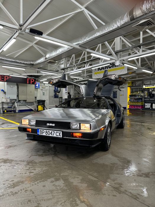 DMC 12 Delorean ретро