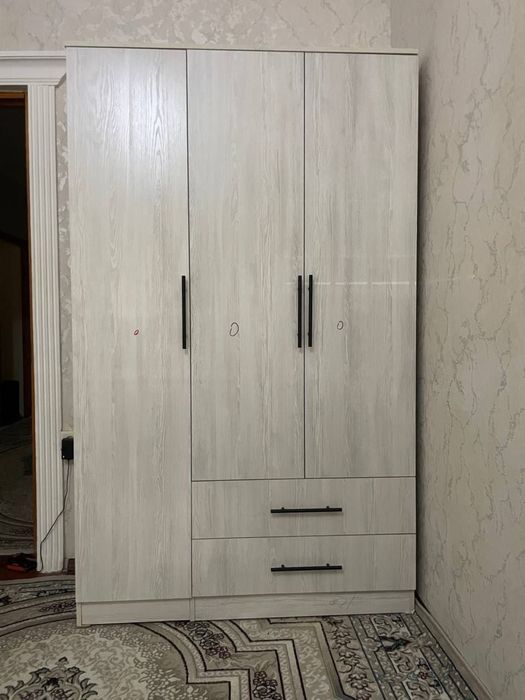 Shkaf siz hohgan razmerlari bor bizada  metri qarap uzgaradi narxi