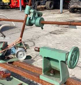 Strung pentru lemn cu dispozitiv de slefuit a piesei strunjite