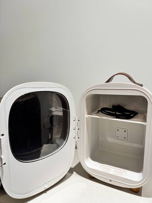 Продается мини холодильник для косметики.и