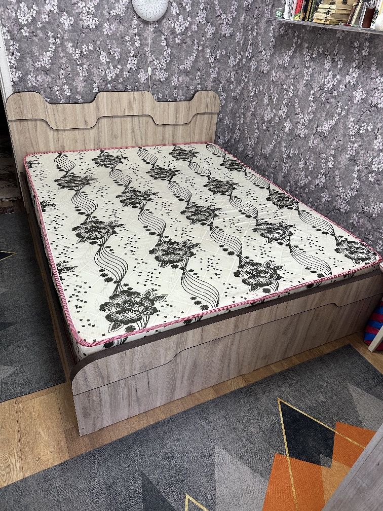 Продам двухспальную кровать с матрасом