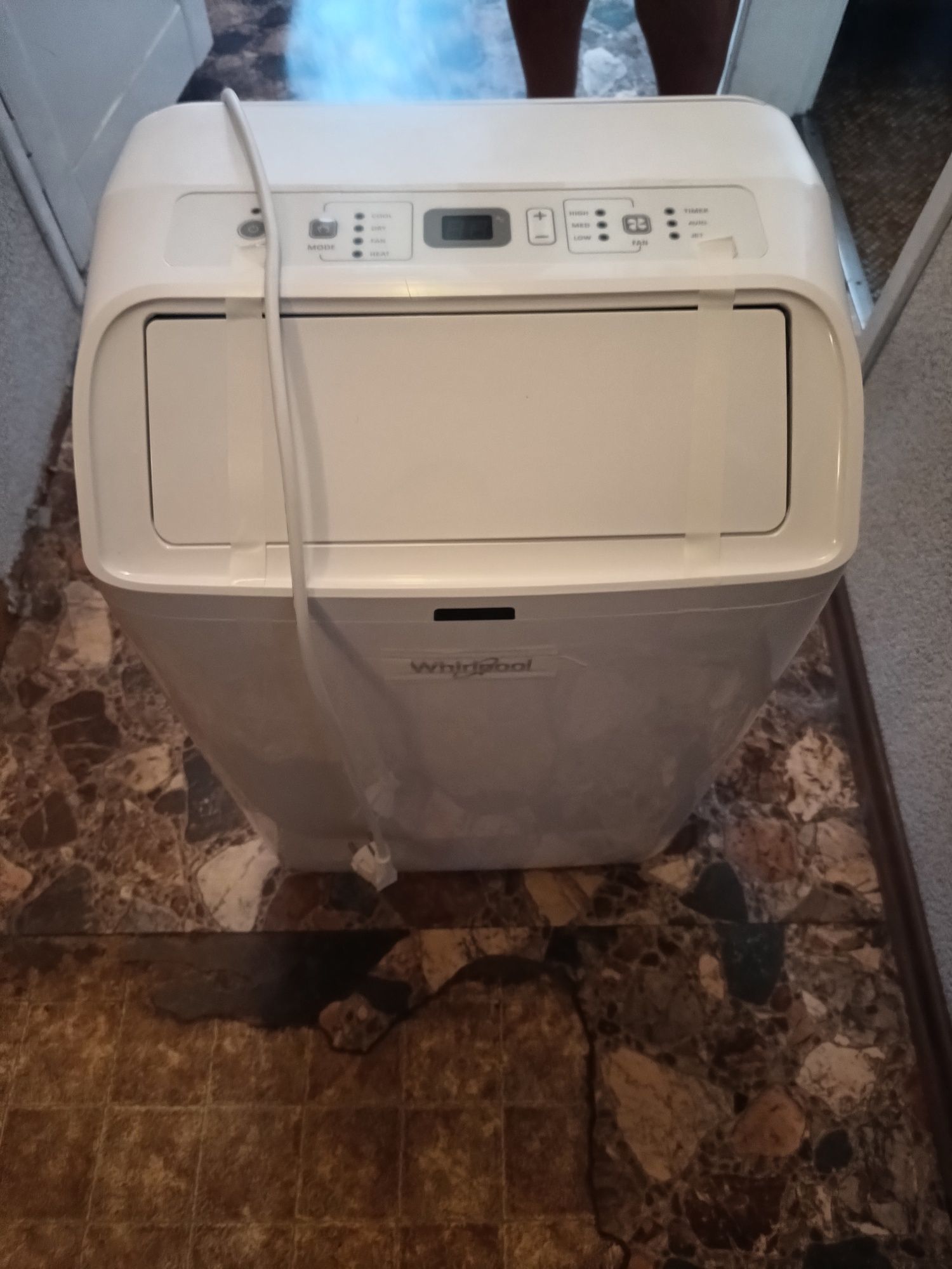Мобилен климатик whirlpool.
