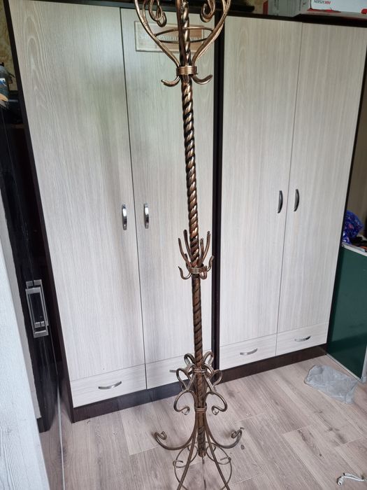 Продаётся вешалка для одежды металлическая