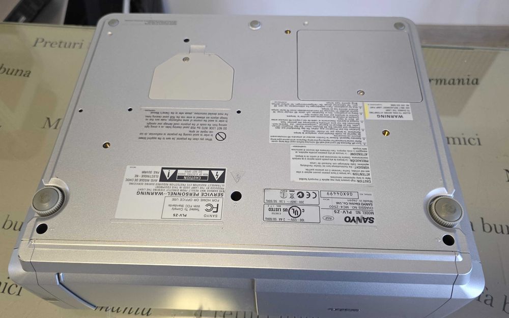 Videoproiector Sanyo PLV-Z5 - perfect functional